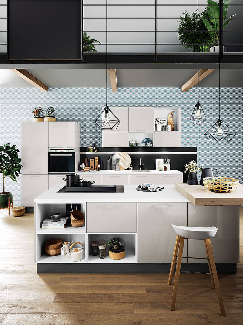 Hier kommen die Trends zusammen: offene Regale, ein Tresen für gesellige Stunden in der Küche und helles Design. So geht die moderne Gestaltung der Küche. 