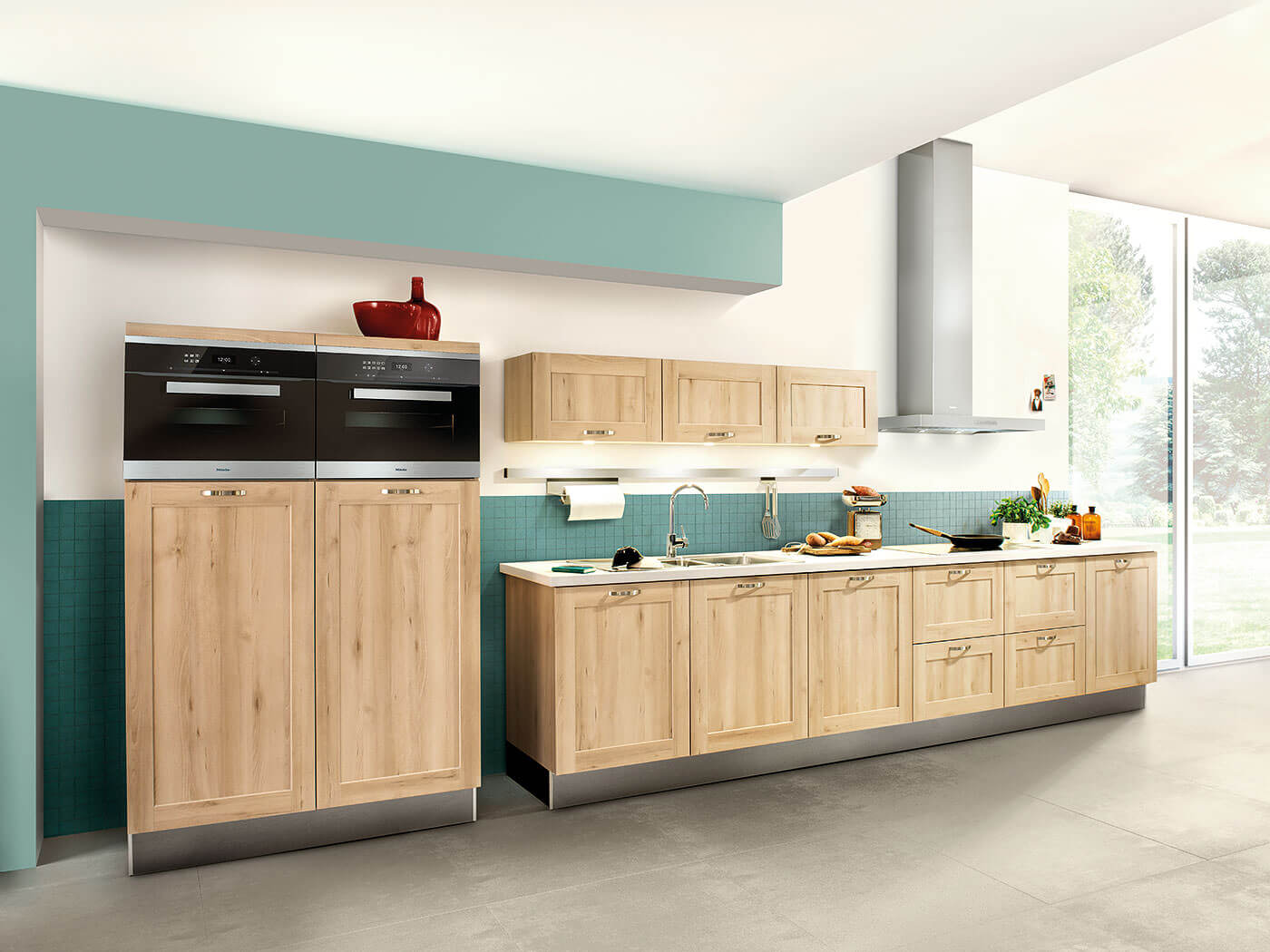 Auch eine Landhausküche kann modern auftreten. Das beweist dieses Modell in heller Holzoptik und mit Rahmenfronten. 