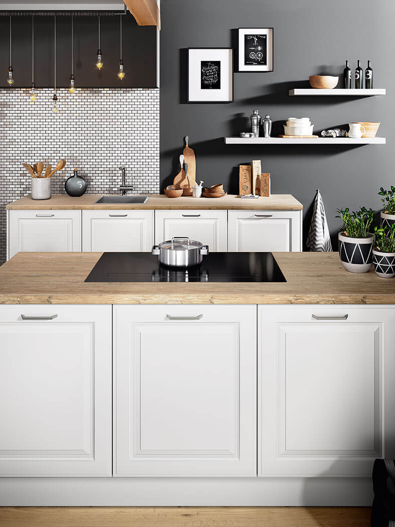 Bei dieser Küche schlägt das Herz von Landhaus-Fans höher. Hier erstrahlen die Rahmenfronten in klassischem Weiß – und sind damit ein dezenter Hingucker in der Küche. 